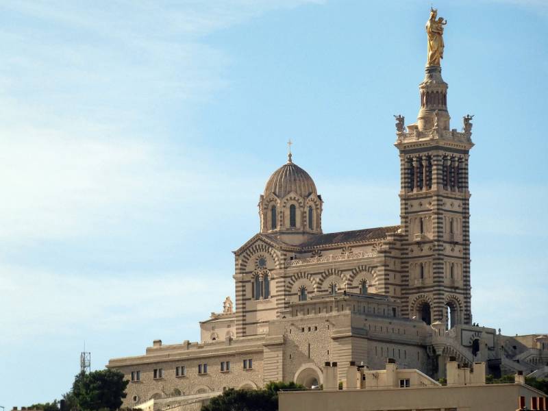 Qu'est-ce qui rend la Basilique Notre-Dame de la Garde si spéciale et pourquoi est-elle un symbole important de Marseille ?